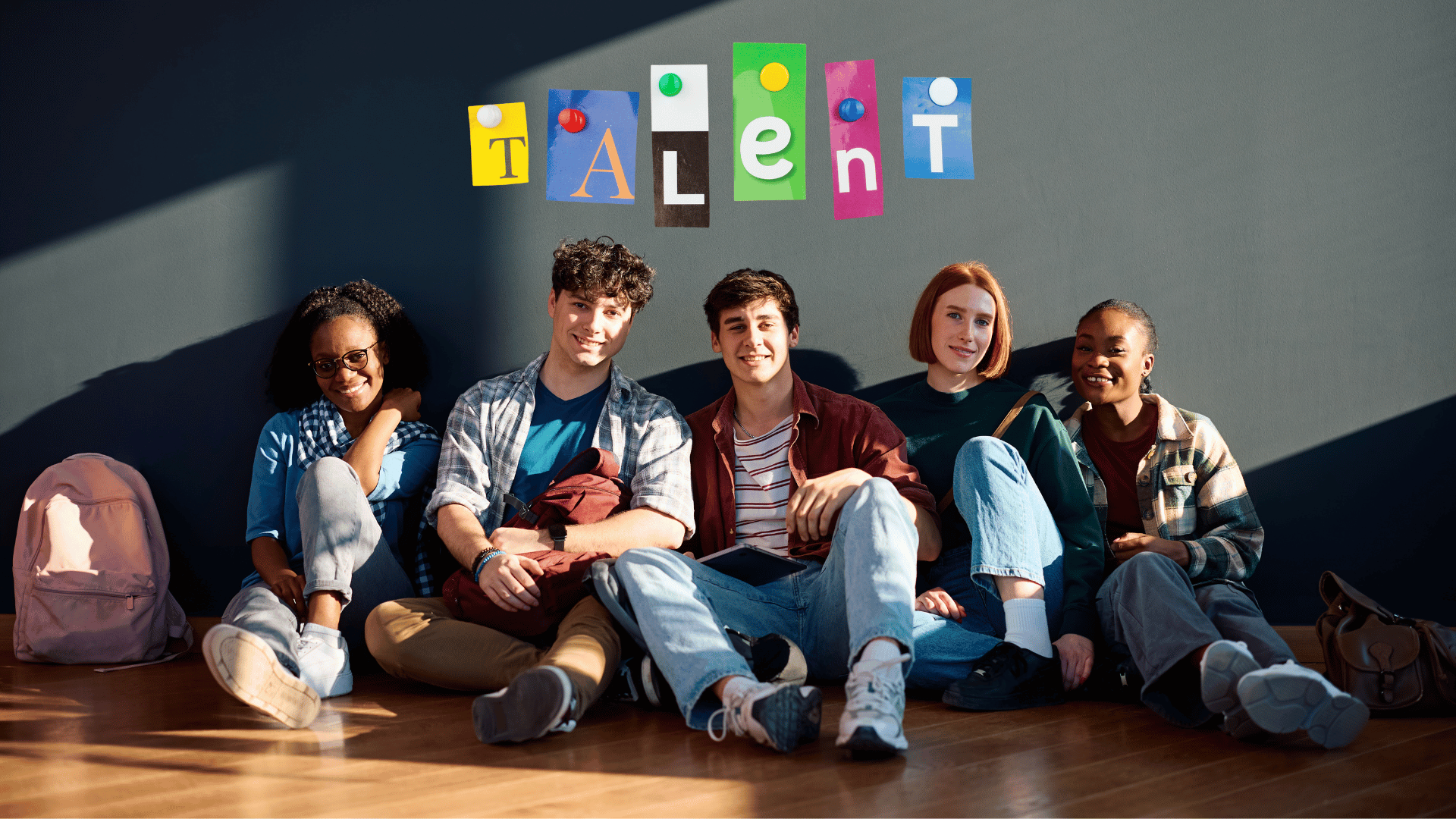 Cómo atraer talento joven: La guía definitiva para 2025 grupo de personas jóvenes con talento