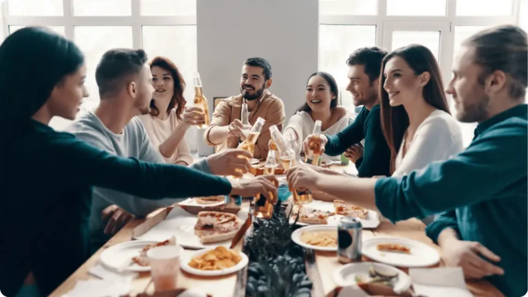 Networking en la cena de empresa: Qué hacer (y qué no) para impulsar tu carrera